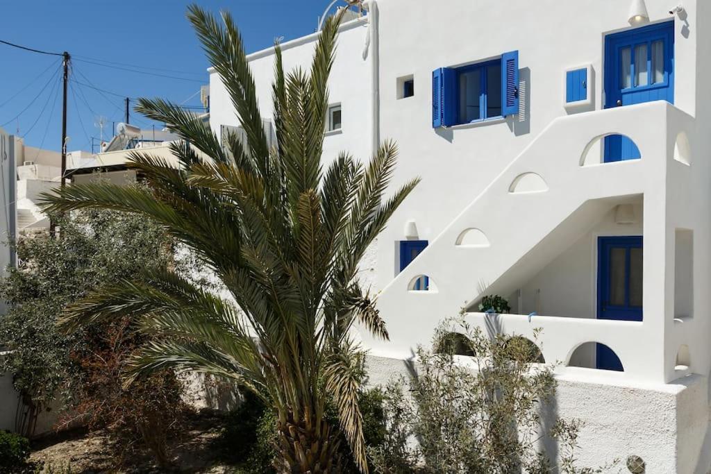 Cozy Cave Emporio (Santorini)